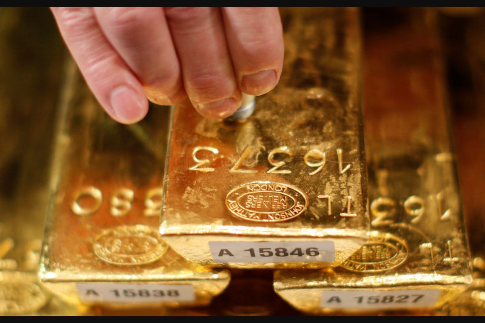 Gold Climbs Past $5,600 as Central Bank Buying and Market Strain Drive Rally