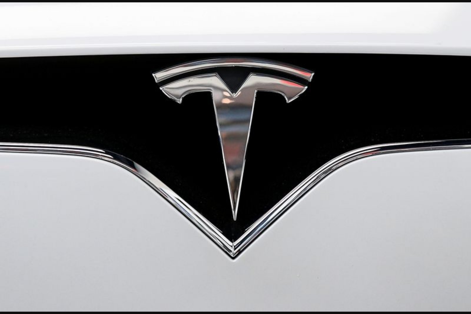 Tesla Praises California Robotaxis While Failing to Seek State Permits
