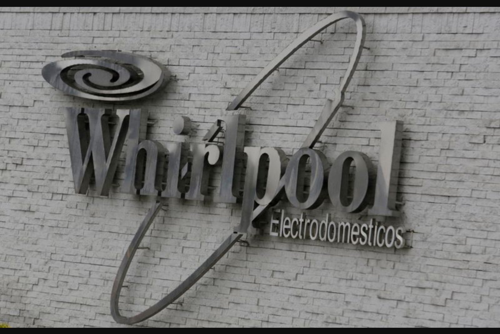 Whirlpool Shares Slide to 14-Year Low After Revenue Shortfall and Dividend Halt