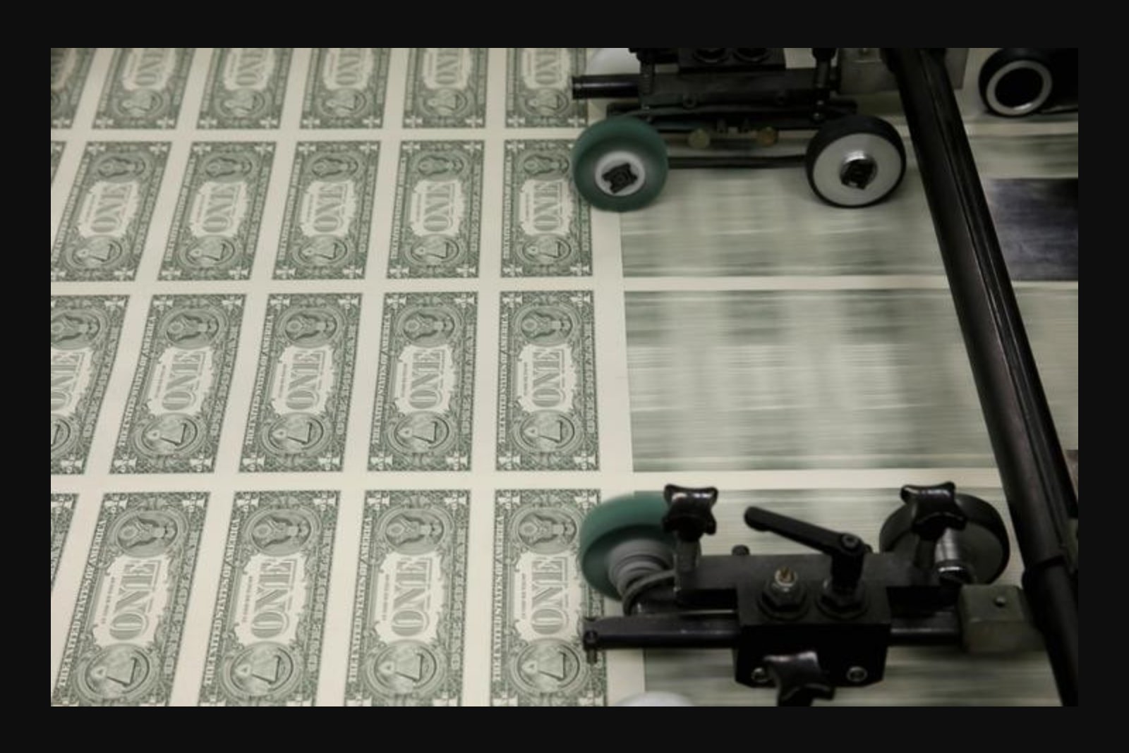 Goldman Sees Near-Term Support for Canadian Dollar from Energy Shock