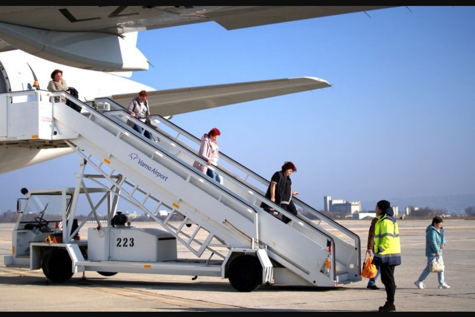 Airline Stocks Climb as Limited Gulf Routes Restart