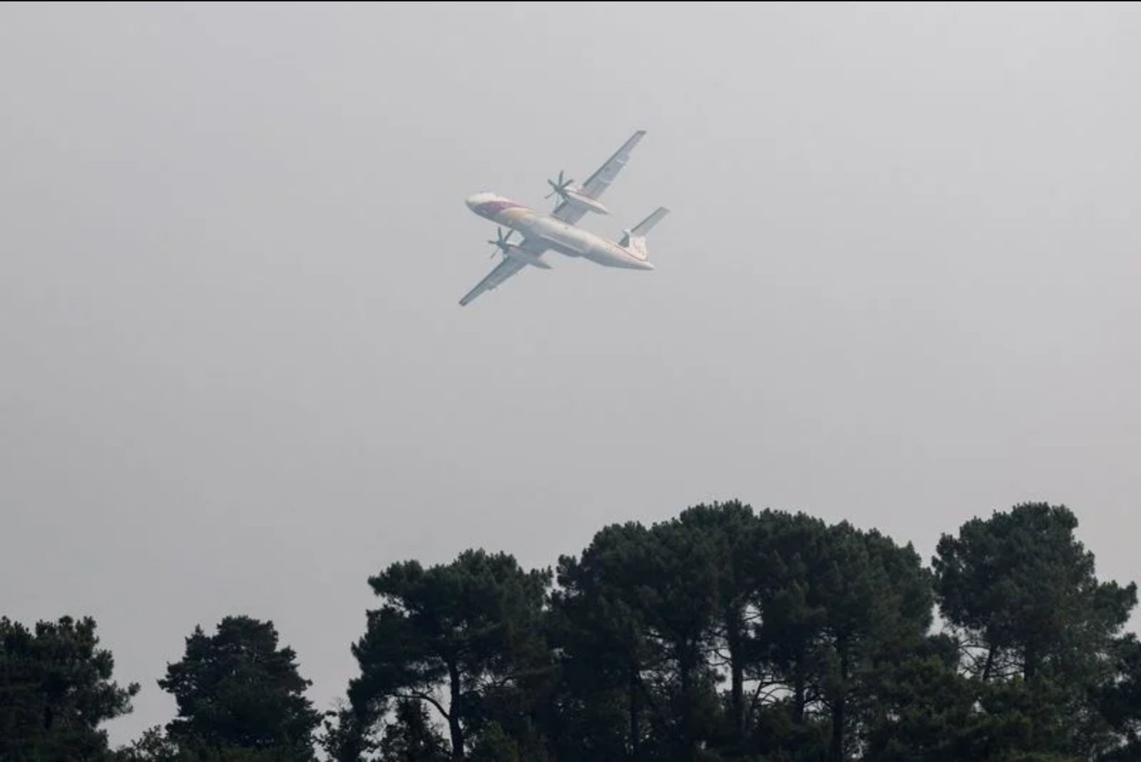 French crews and waterbombers battle Fontainebleau forest blaze near Paris