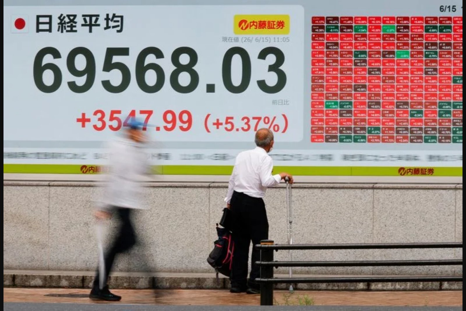 Asian Markets Cool on Iran Diplomacy as Japan Rate Hike Looms