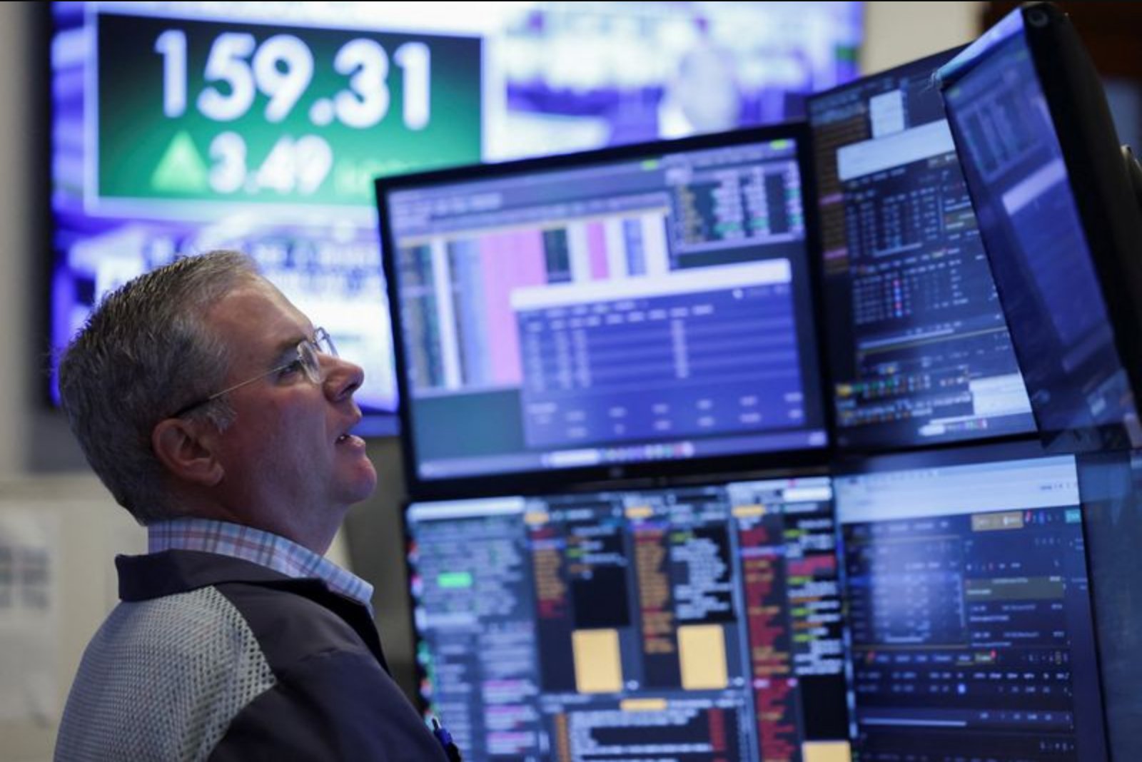U.S. futures edge higher as AI optimism tempers Middle East-driven volatility