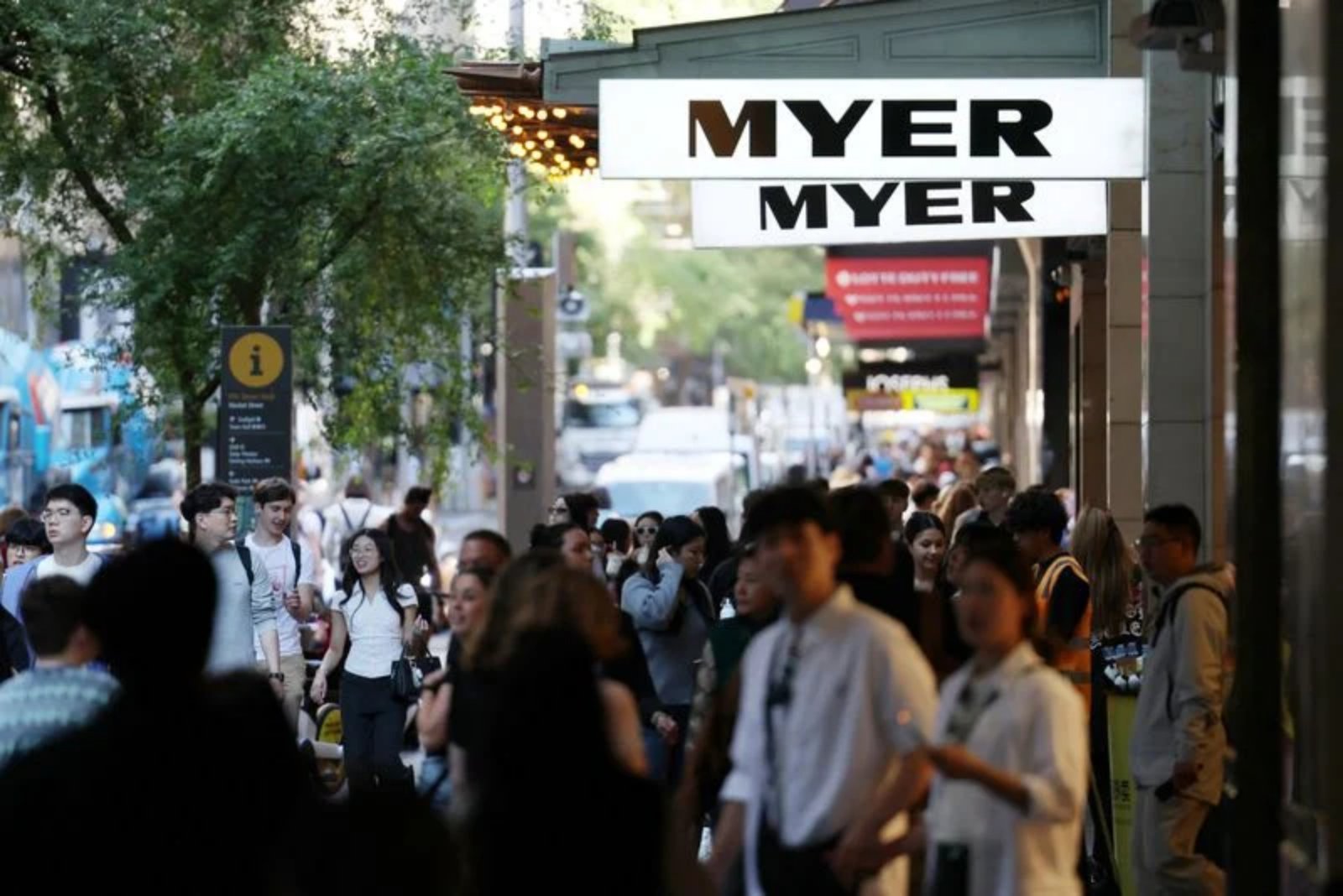 Australian Consumer Confidence Recedes as Financial Pressures Intensify