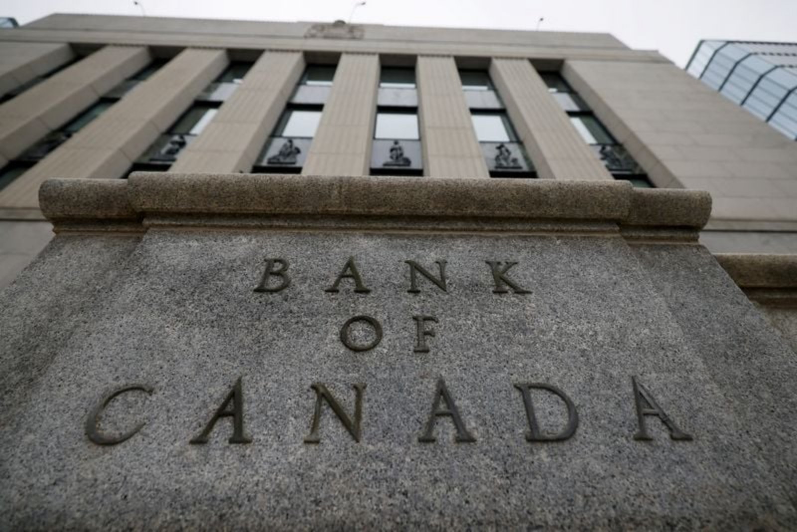 Bank of Canada Widely Seen Holding Rates Steady Amid Conflicting Signals