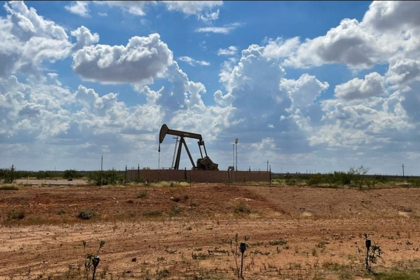Oil Climbs After U.S. Revokes License for Iranian Crude as Vessel Attacks Raise Shipping Concerns