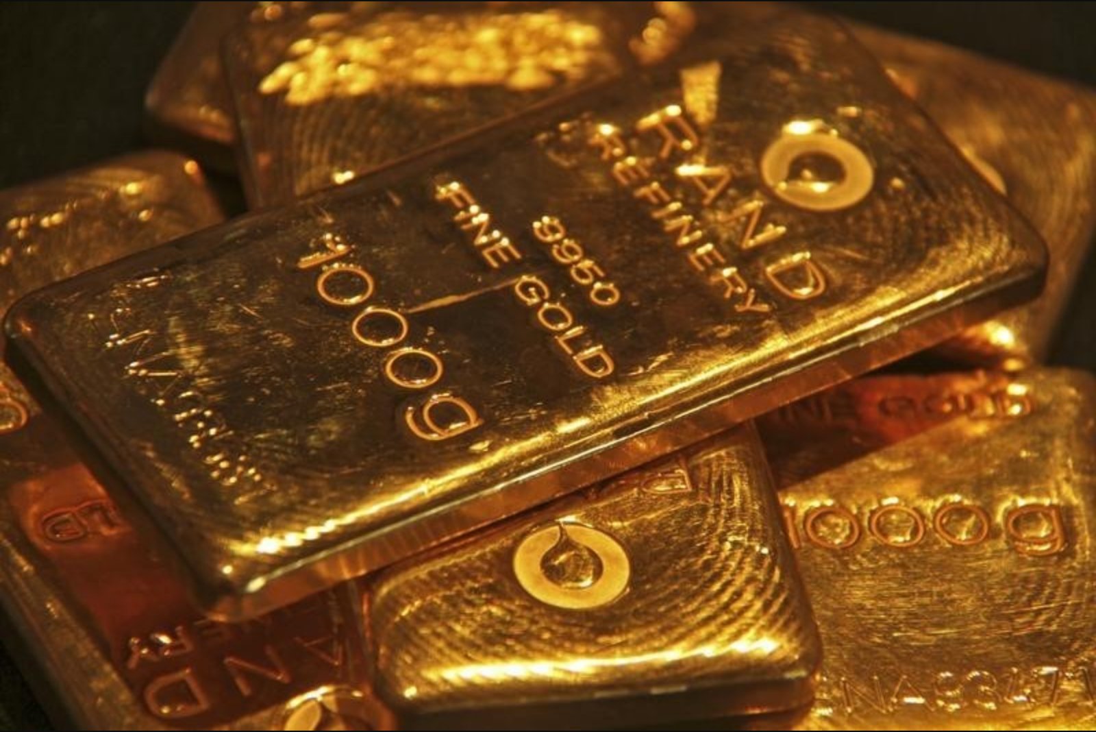 Gold Climbs Beyond $5,000 as Investors Flock to Safe-Haven Assets
