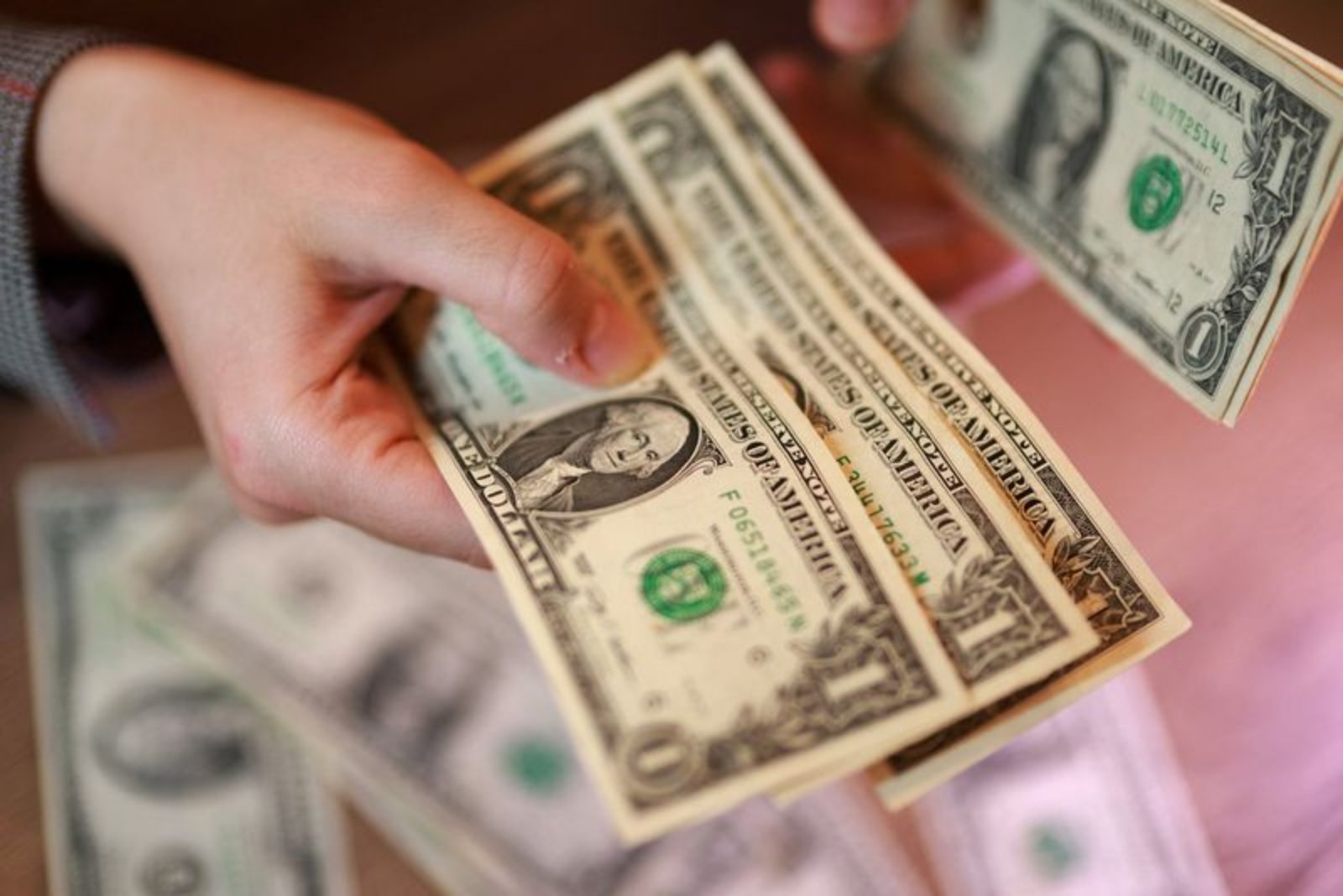 US Dollar Strengthens Amid Surging Inflation and Escalating Middle East Tensions