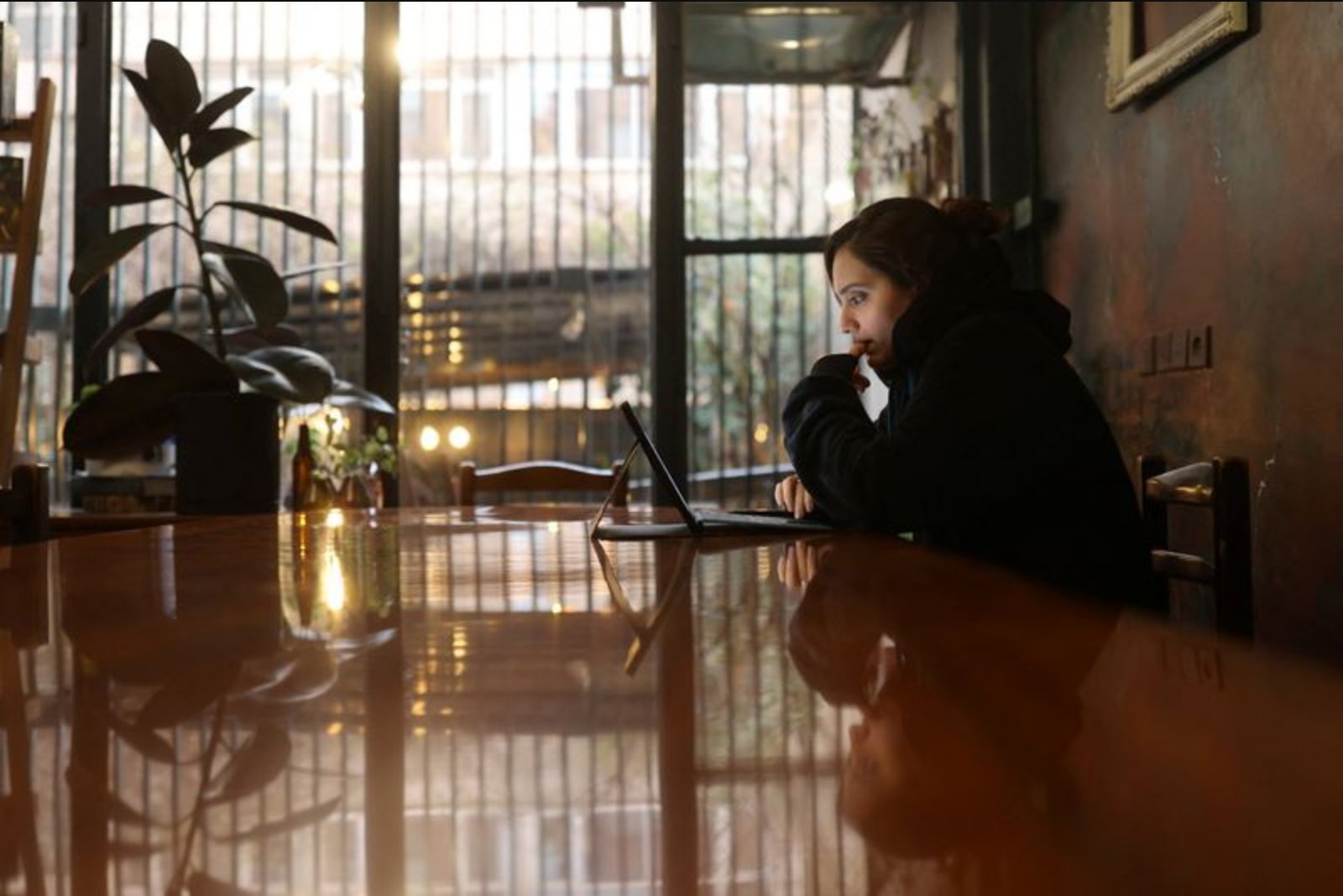 Iranians Reconnect After Nearly 90-Day Internet Blackout, Businesses Face Uncertain Recovery