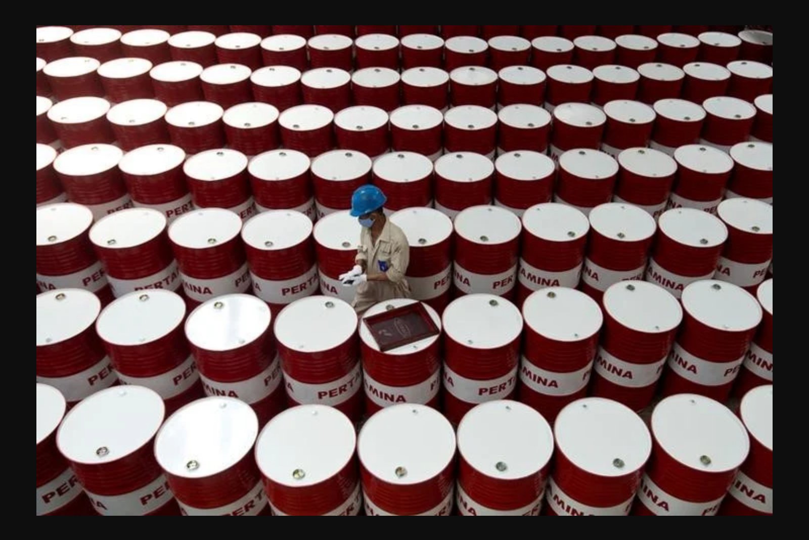IEA Forecasts First Annual Drop in Global Oil Demand Since 2020 as Middle East Tensions Disrupt Flows
