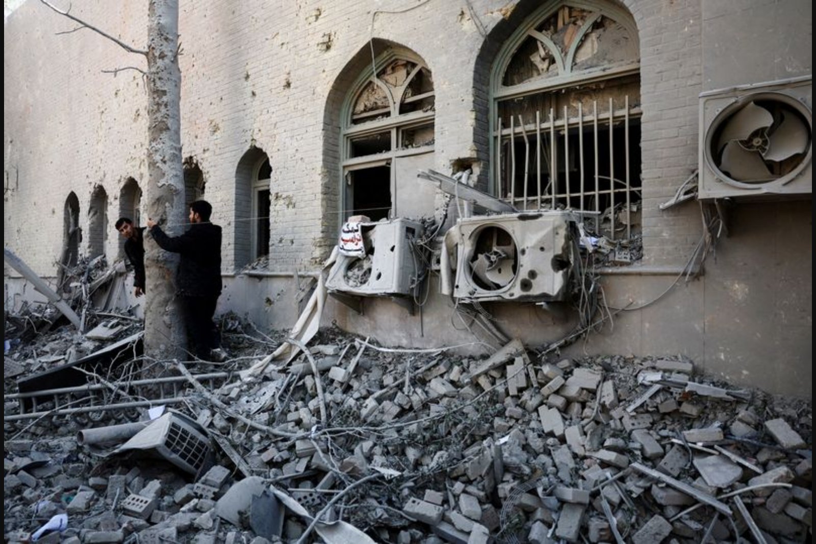 Mediated U.S.-Iran Talks Continue as Strikes Escalate, Pakistani Sources Say