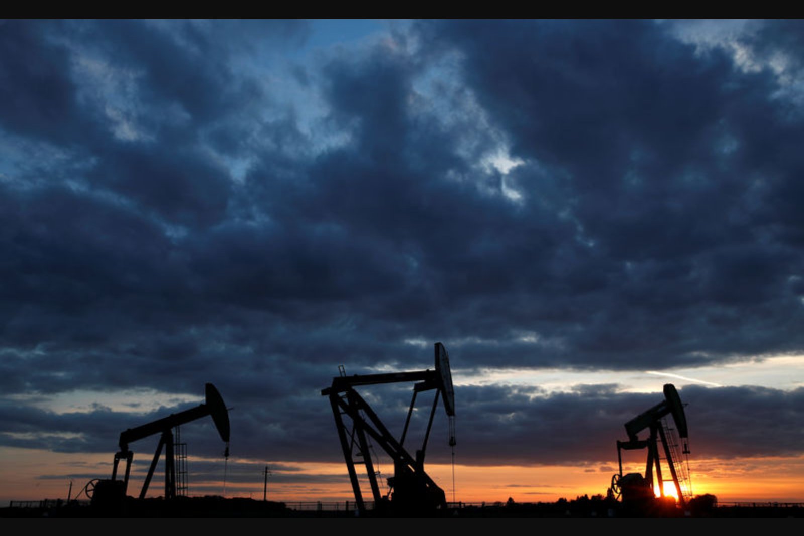 Oil Retreats as Diplomatic Signals Trim Middle East Risk Premium