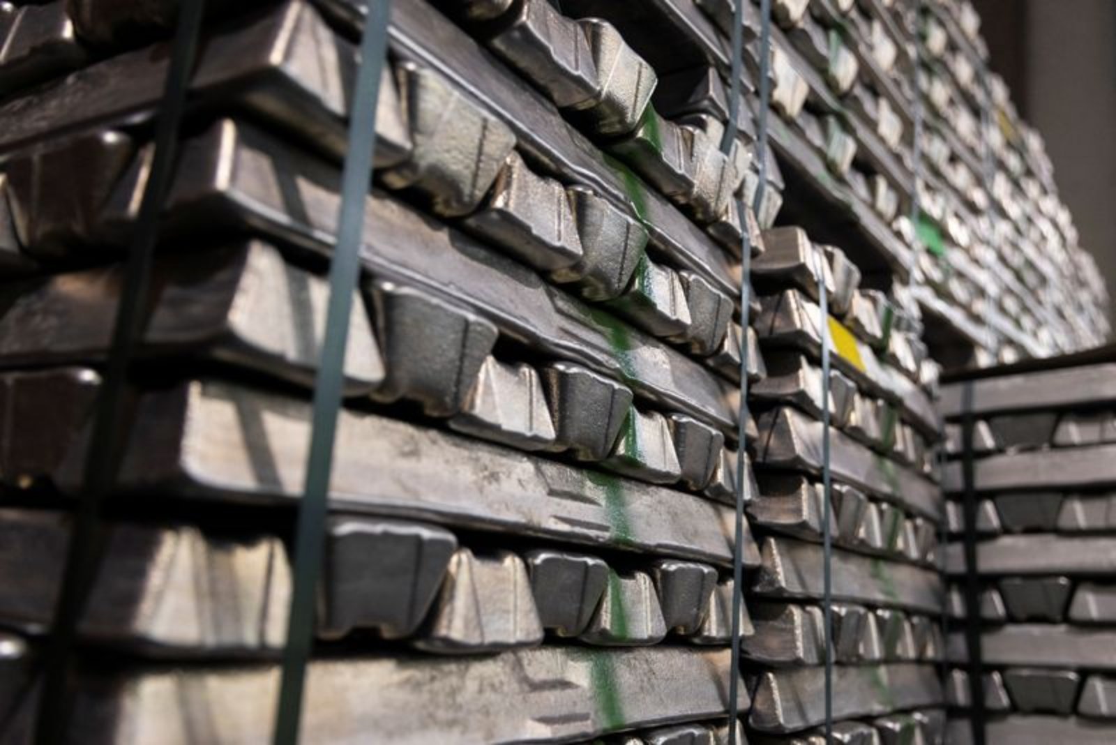 Aluminium Surges as Iranian Strikes Deepen Supply Concerns in Middle East