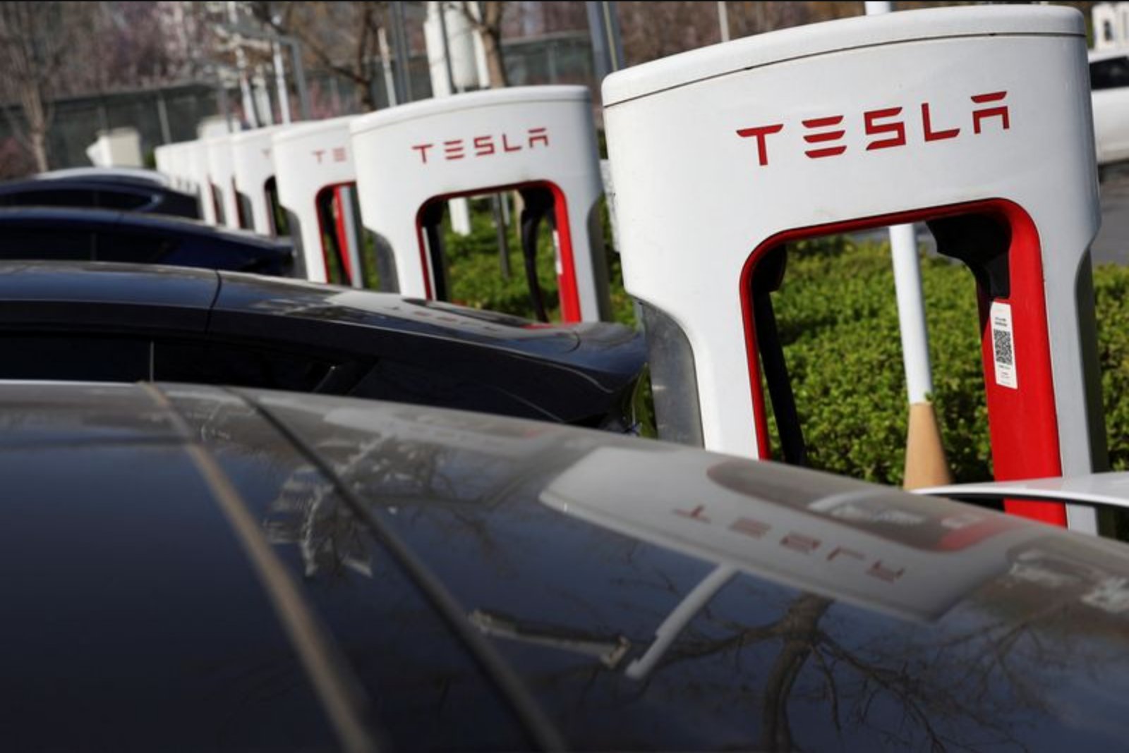 Tesla Q1 Deliveries Seen Falling From December Quarter as EV Demand Cools