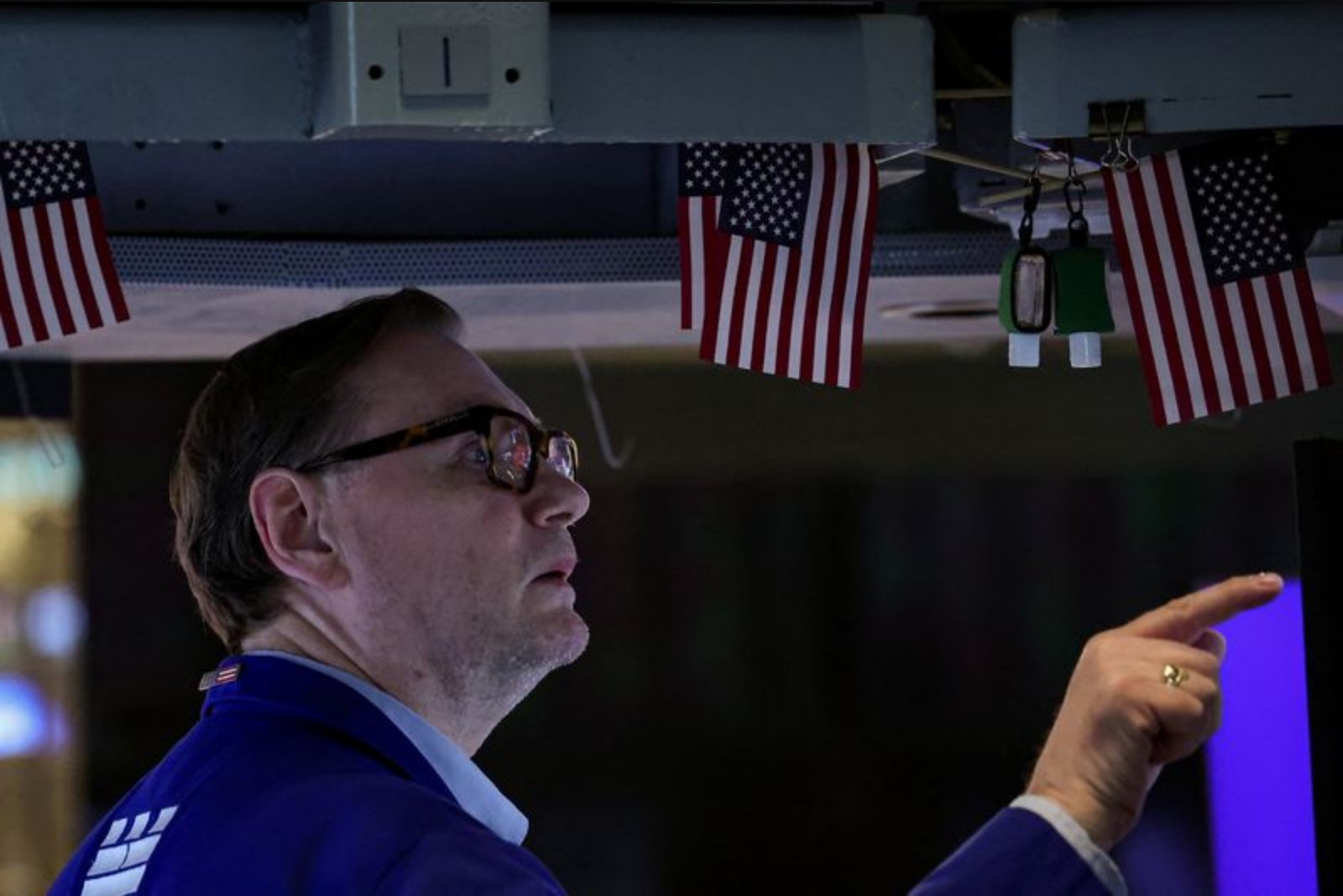 U.S. Futures Tick Up After Broad Selloff as Tariff Uncertainty and AI Worries Weigh