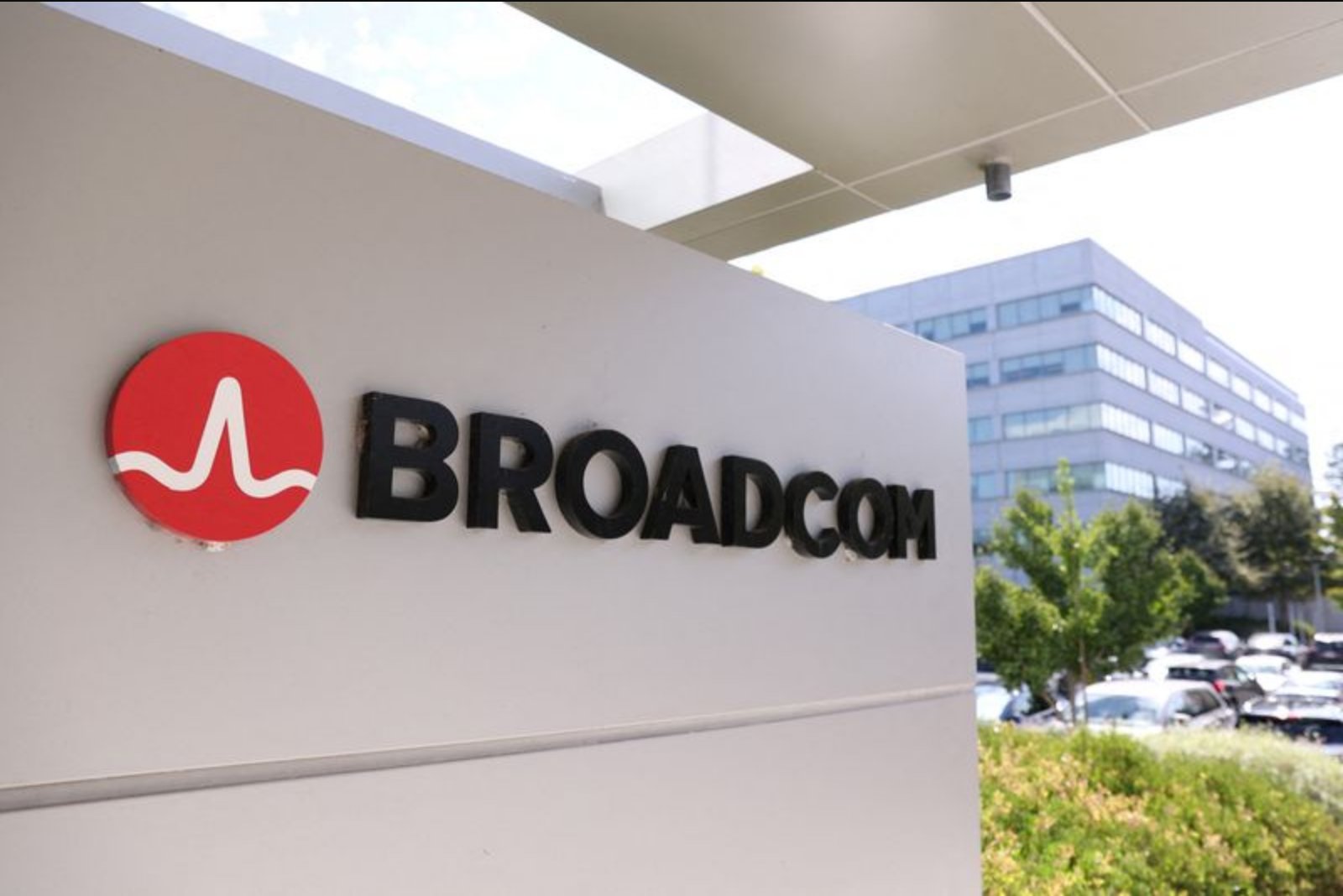 Broadcom to Build Google’s Next-Gen AI Chips Under Long-Term Pact; Anthropic Gains Access to Multi-Gigawatt Capacity