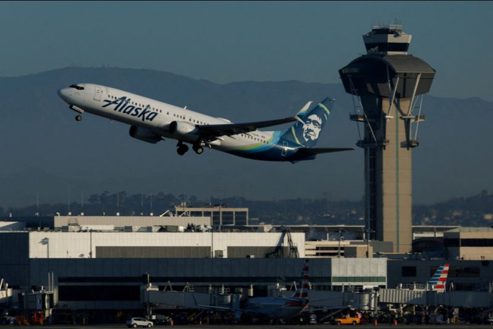 Alaska Air Seeks $500 Million Debt to Cushion Margin Hit from Soaring Jet Fuel Costs