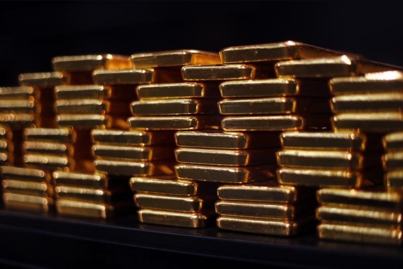 Deutsche Bank Sees Weaker Dollar Lifting Gold Toward $6,000 Amid Rising Geopolitical Risk