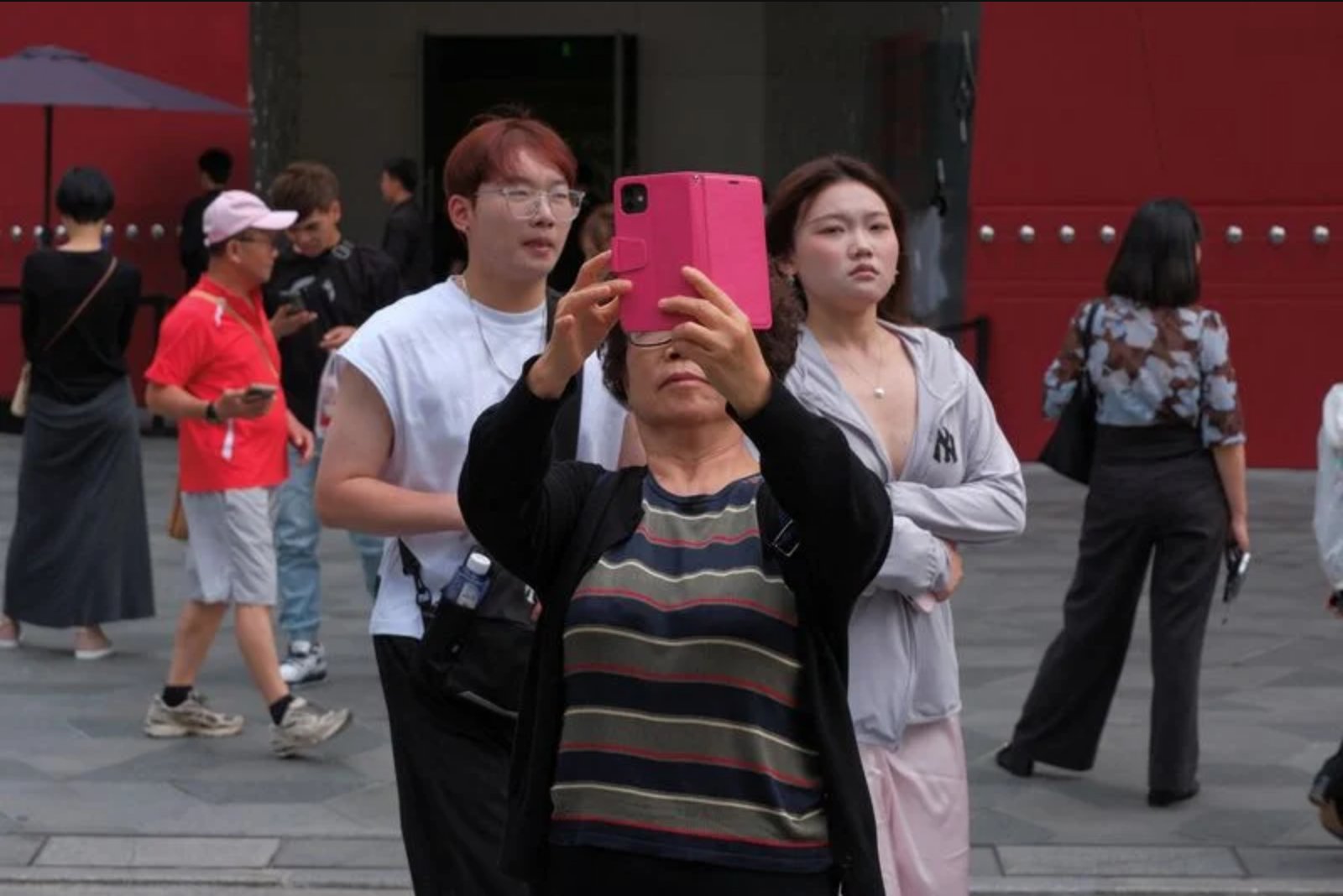 China Smartphone Shipments Drop for Fifth Straight Quarter as Component Costs Bite
