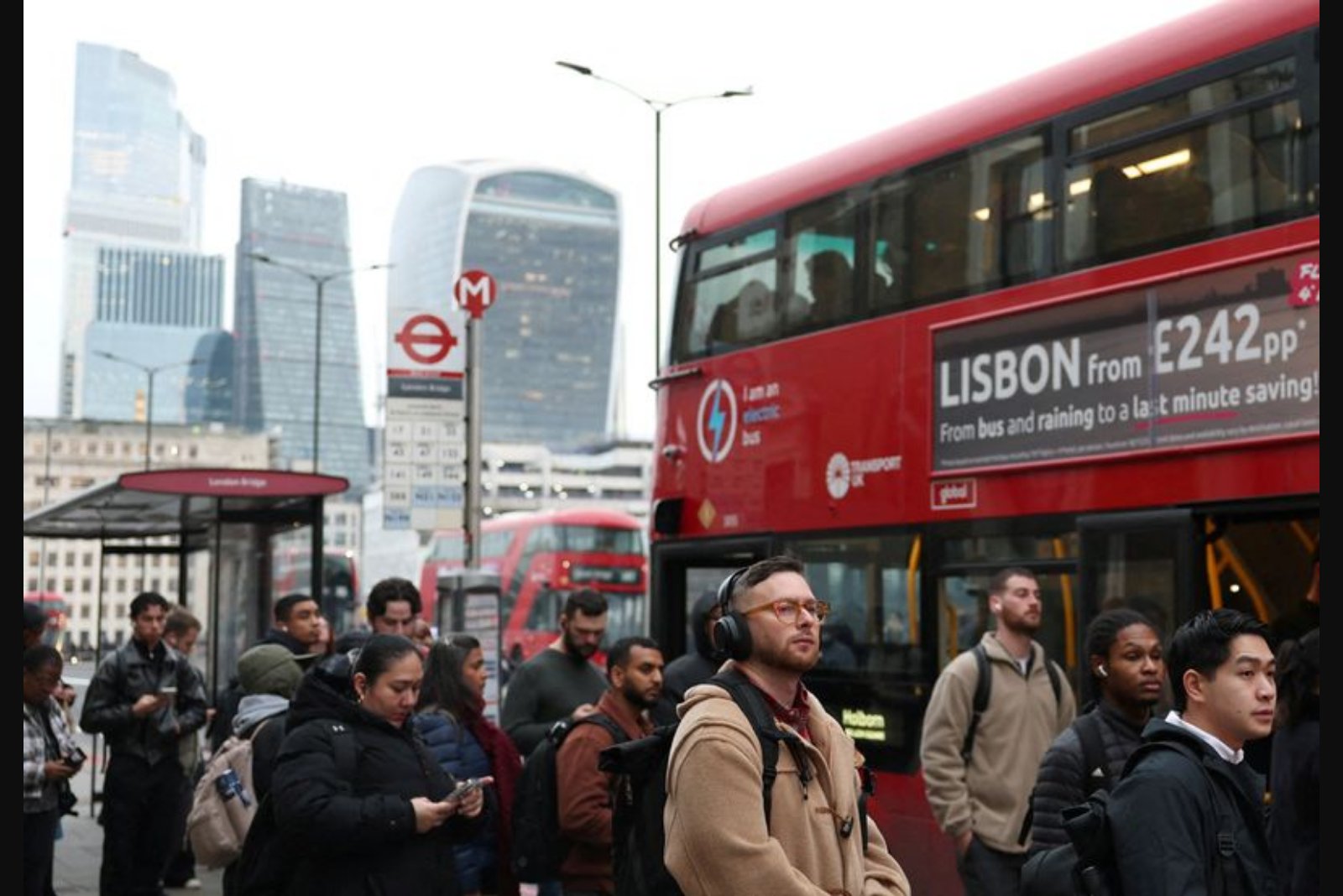 UK professional services sentiment rebounds sharply while consumer-facing firms stay gloomy