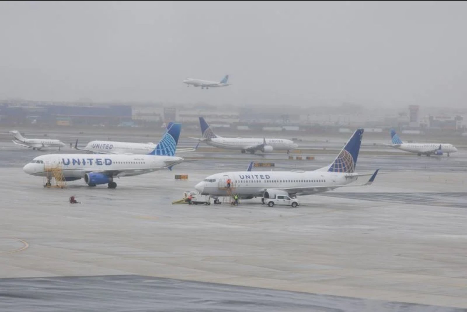 United Issues Pilot Bulletin After Boeing 767 Struck Light Pole Near Newark