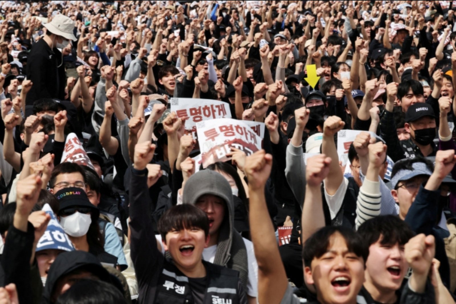 Samsung union affirms May 21 strike timetable despite company offer to reopen talks; shares fall sharply