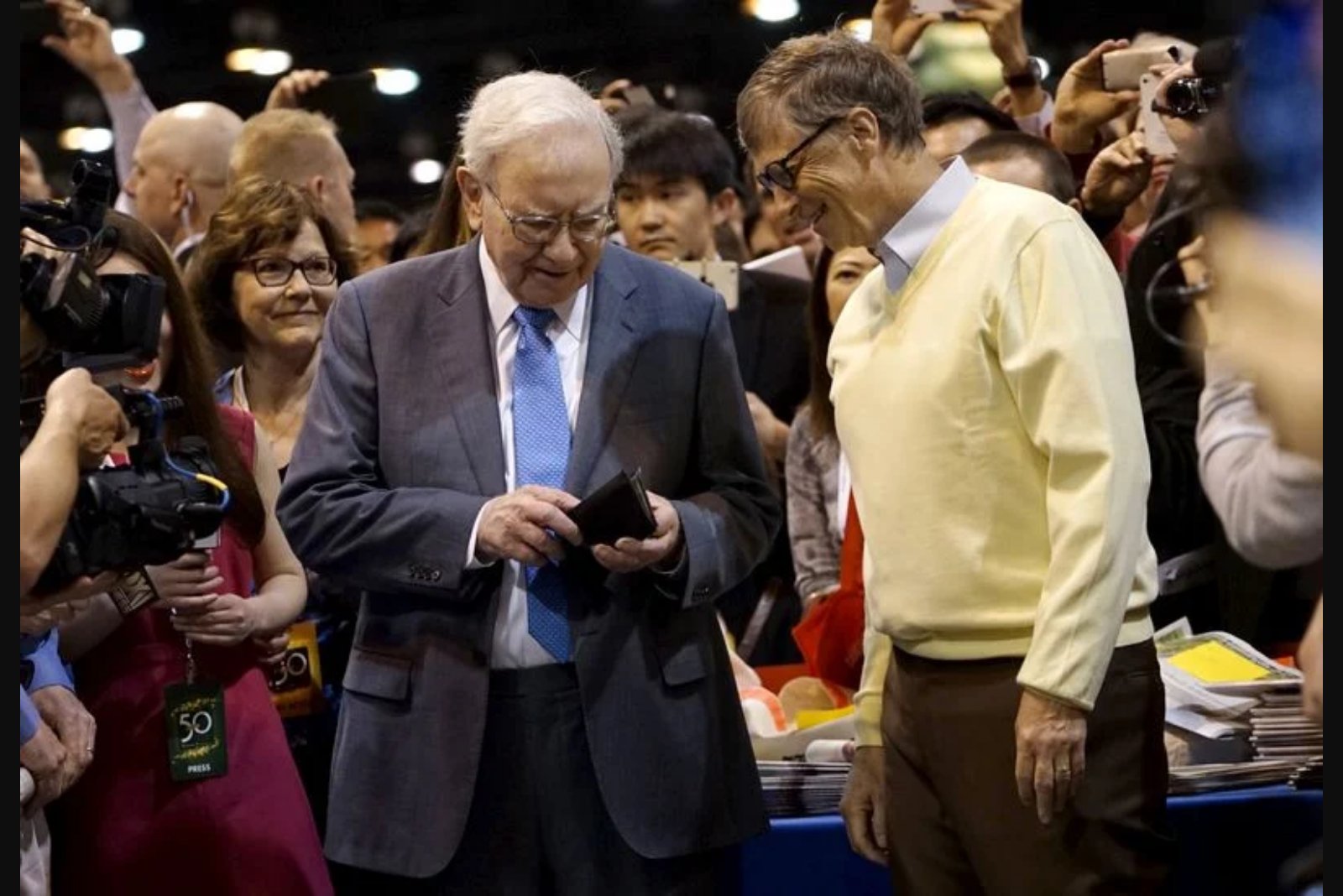 Buffett Holds Off Mid-Year Gift to Gates Foundation Pending Epstein-Related Review