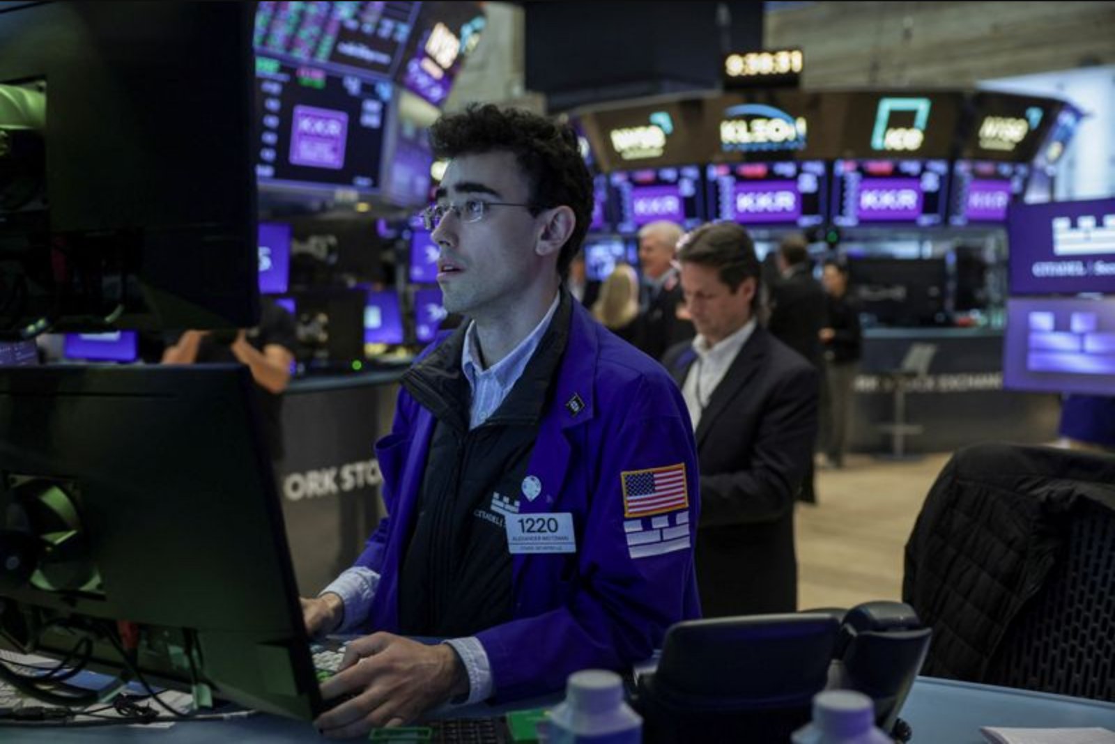 U.S. Futures Tepid as Strait of Hormuz Standoff Keeps Markets on Edge