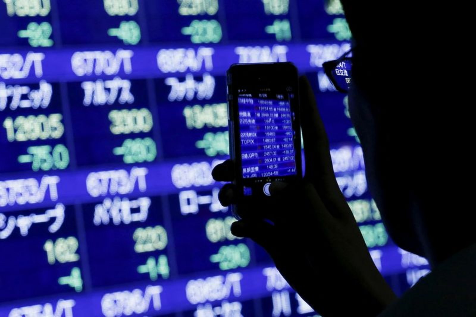 Oil Surges as U.S.-Iran Exchange Raises Ceasefire Doubts; Futures Tepid