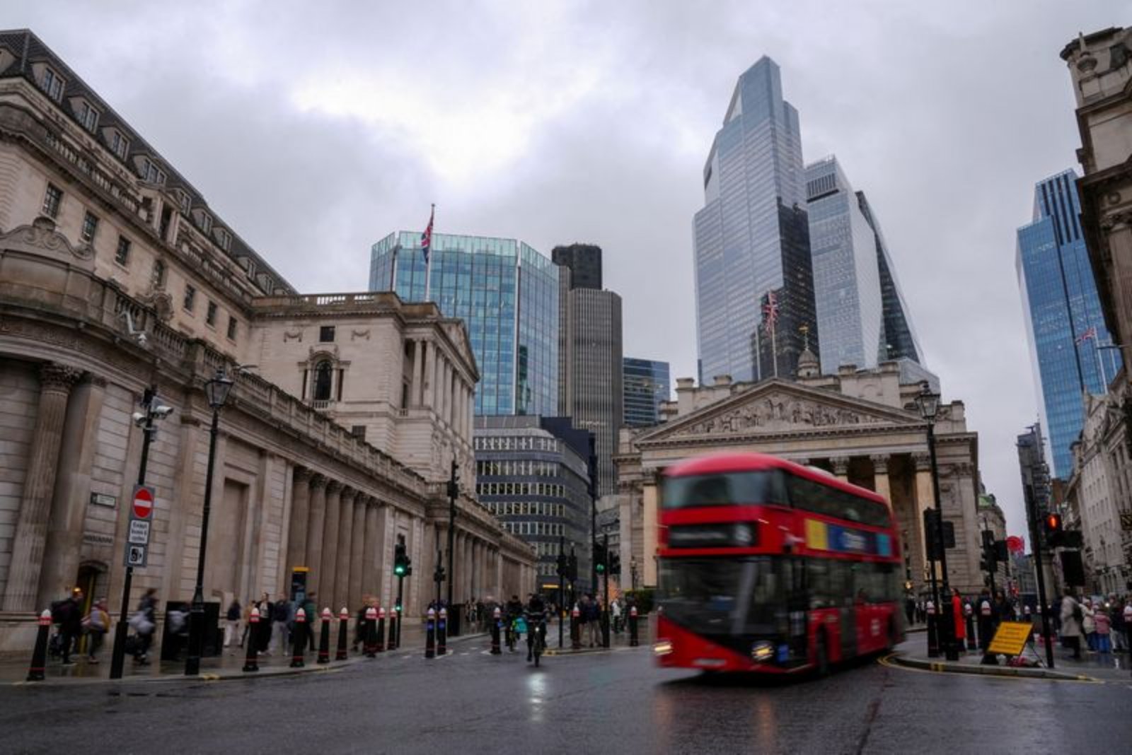 Market Poll Sees Bank Rate Sliding to 3.0% by March 2027, BoE Survey Finds