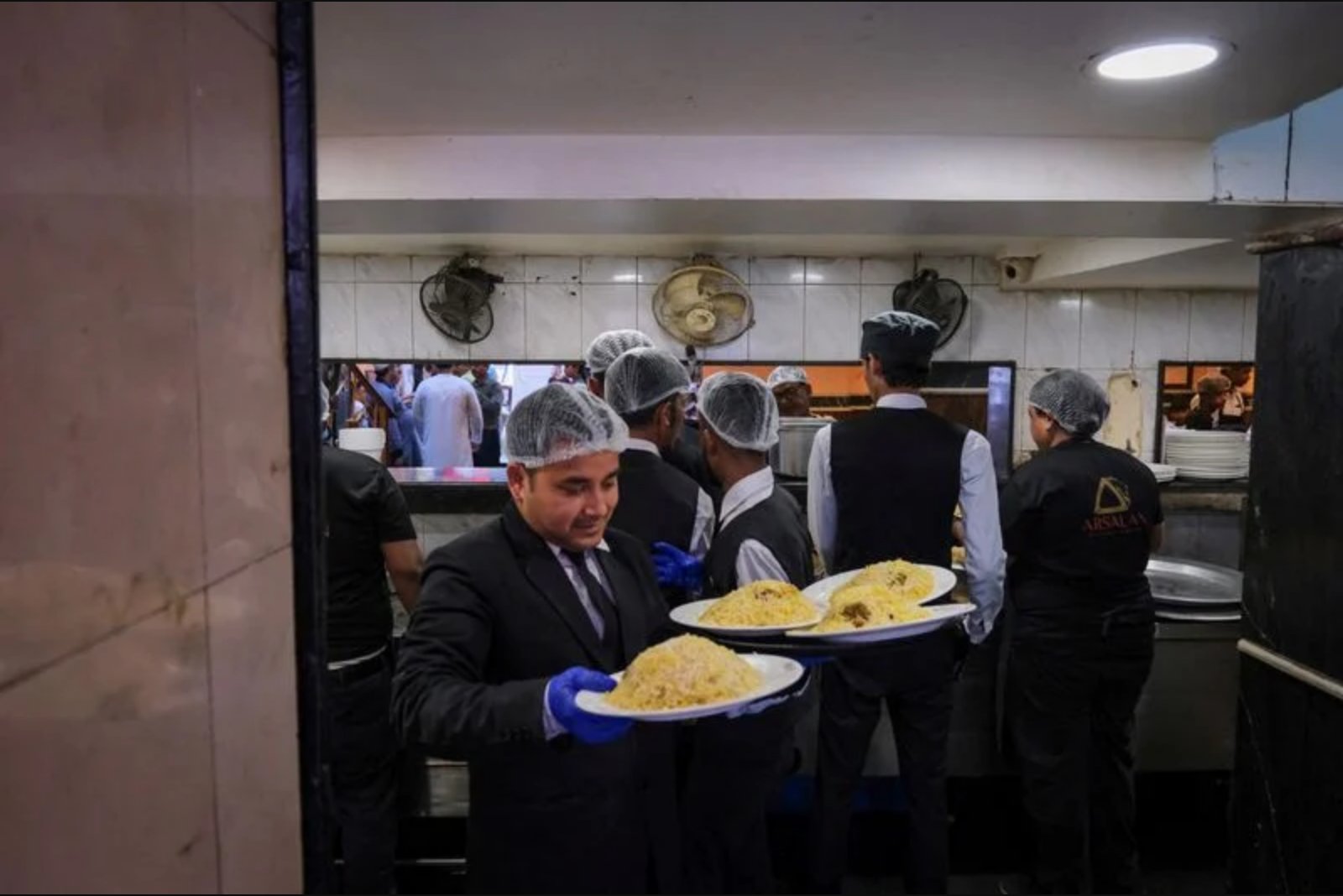 India's Services Activity Climbs to Six-Month Peak as Domestic Demand Strengthens