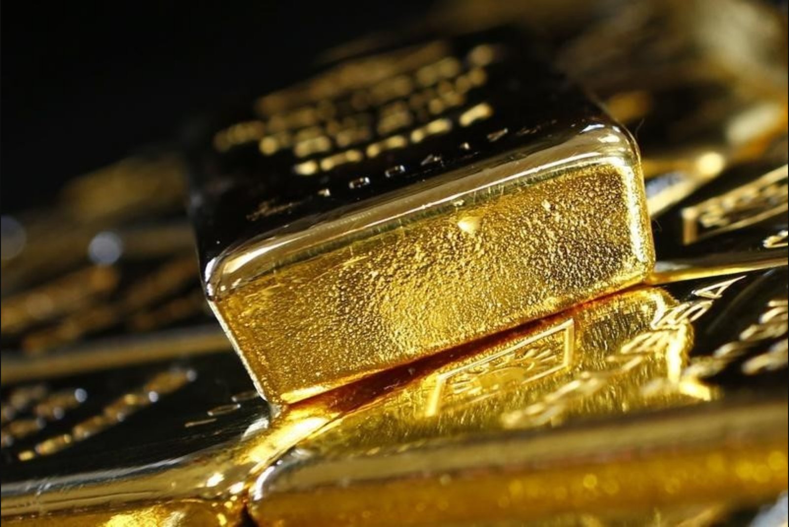 Gold Retreats as Oil Jumps and Dollar Strengthens After Trump Rejects Iran Reply