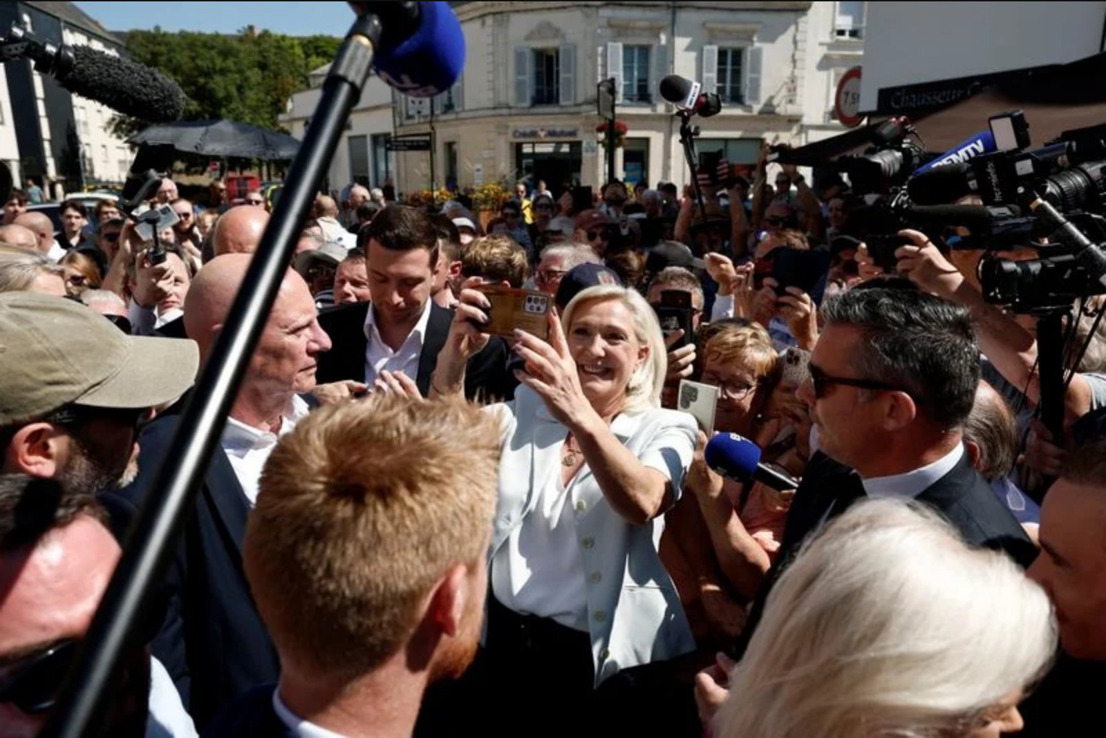 Le Pen Opens Campaign Amid Crowd Division After Court Upholds Conviction but Clears Candidacy