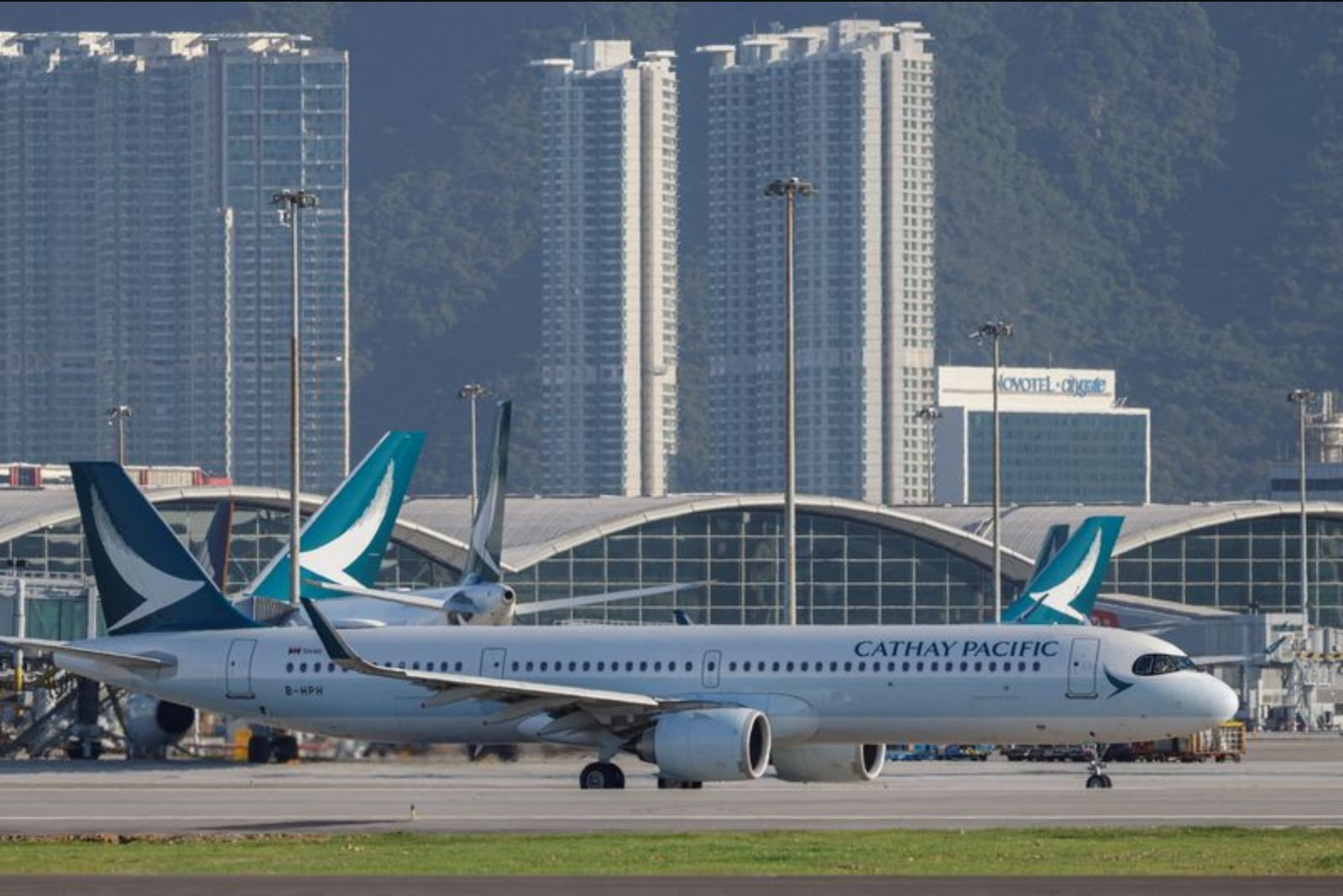 Airlines Extend Cancellations as Middle East Airspace Closures Persist