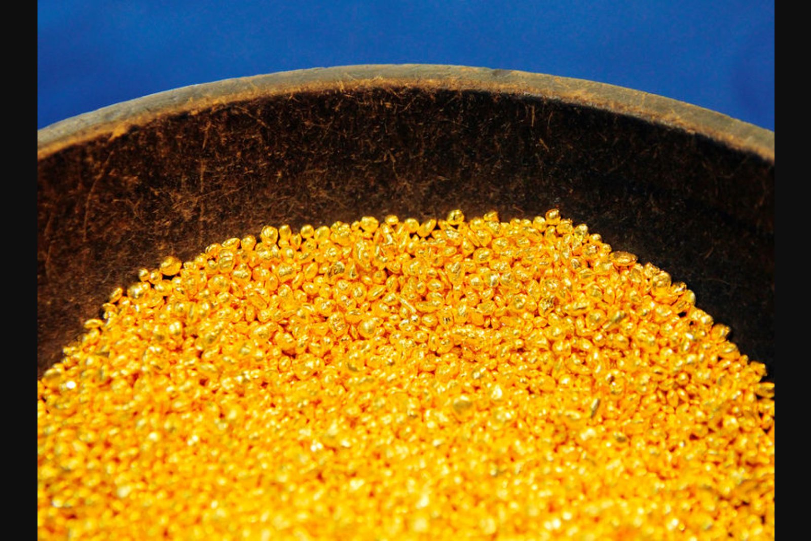 Gold and Silver Slide Further as Strong Dollar and Eased Geopolitical Tensions Weigh on Metals