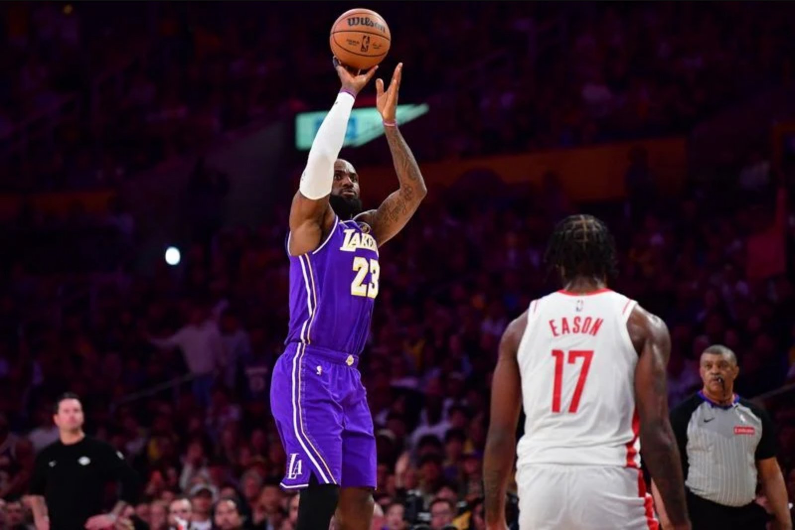 LeBron James Informs Lakers He Intends to Play Elsewhere Next Season, Report Says