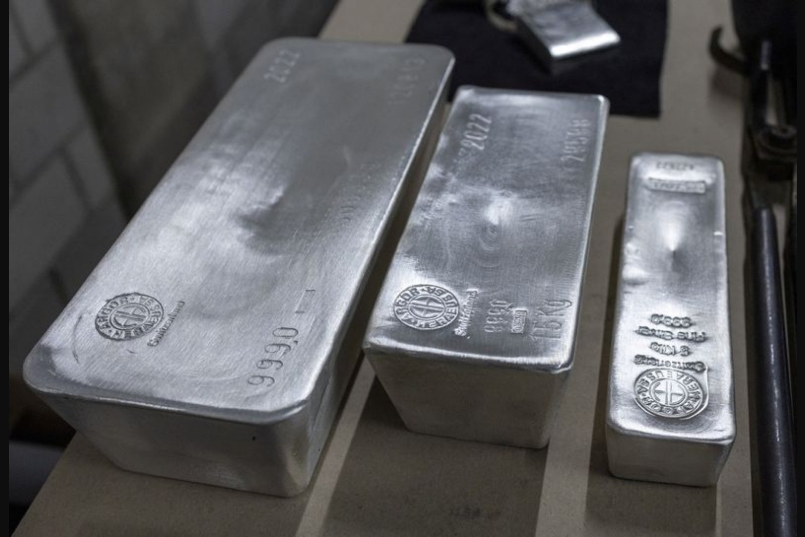 Silver's Meteoric Rally Reverses Sharply After Record High, Analysts Warn of Lower Fair Values