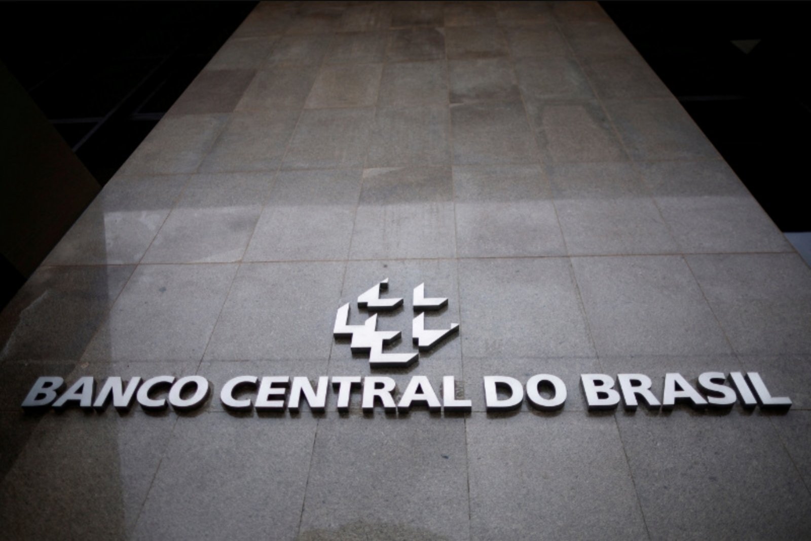 Central Bank Warns Brazil's Floating-Rate Debt Blunts Policy Impact