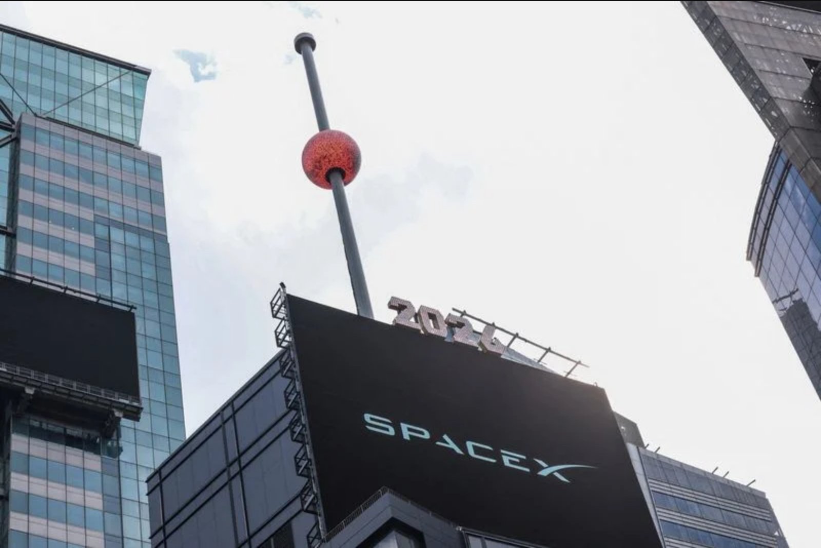 SpaceX Shares Slip Under IPO Level as Early Post-Listing Rally Recedes