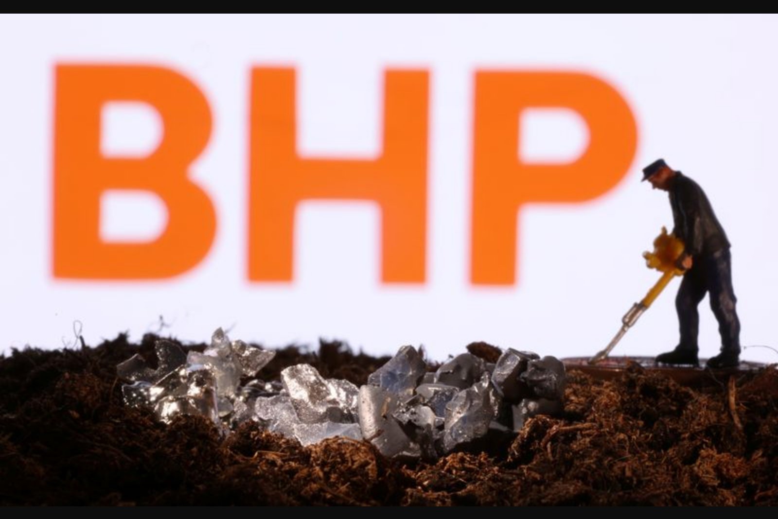 China Broadens Purchase Curbs on BHP Iron Ore Amid Protracted Contract Talks