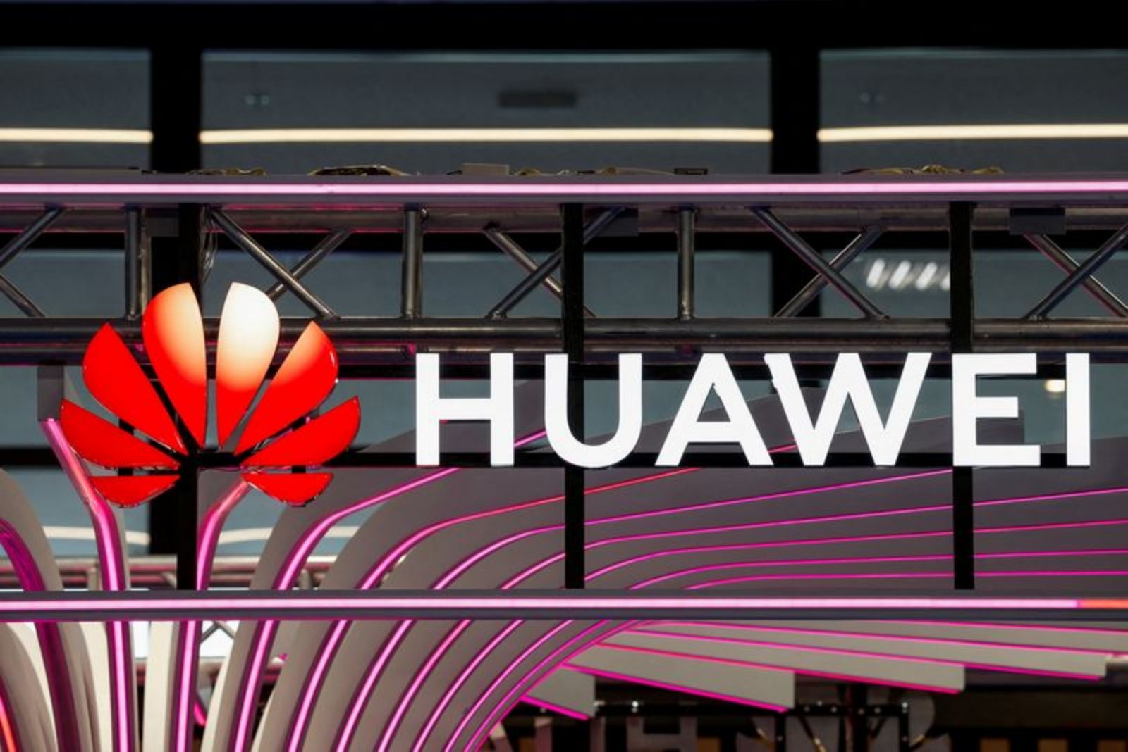 Huawei Shifts Focus from Shrinking Transistors to Faster Signal Paths with 'Tau Scaling' Push