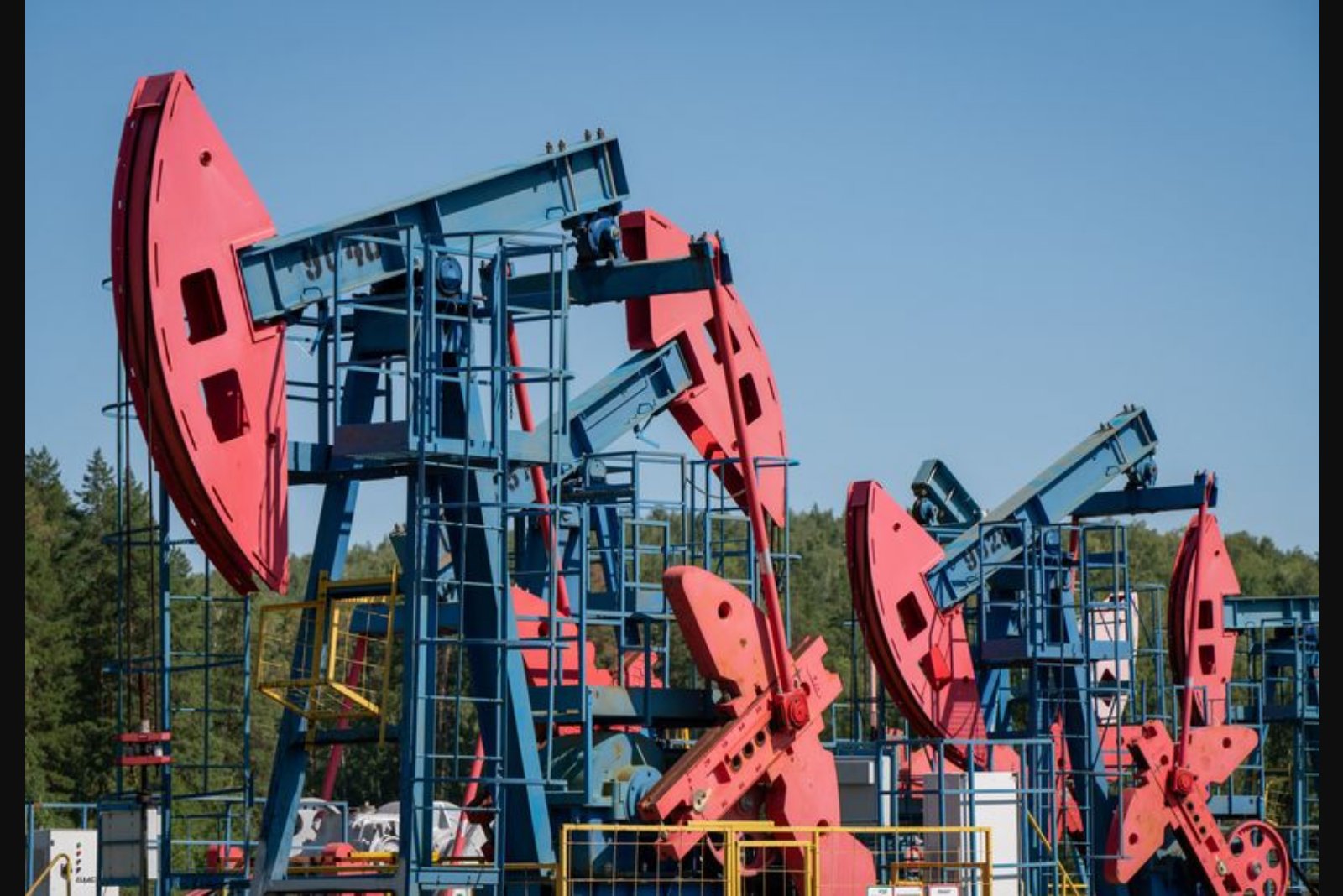 Oil Trades Just Below Seven-Month Peak as U.S.-Iran Talks and Trade Moves Weigh on Markets