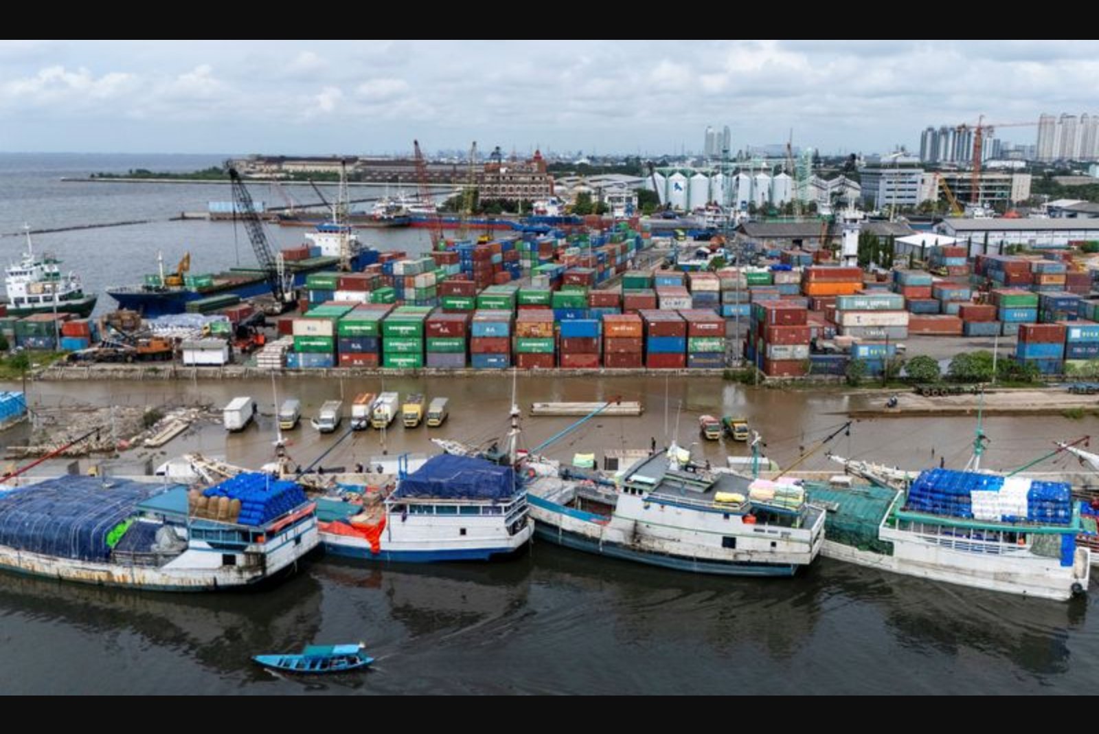 Indonesia's January Trade Surplus Seen Expanding to $2.76 Billion, Poll Finds