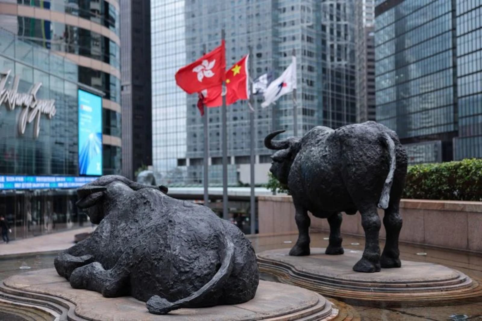 Asian Stocks Tick Up as Oil Retreats and Earnings Season Comes into Focus