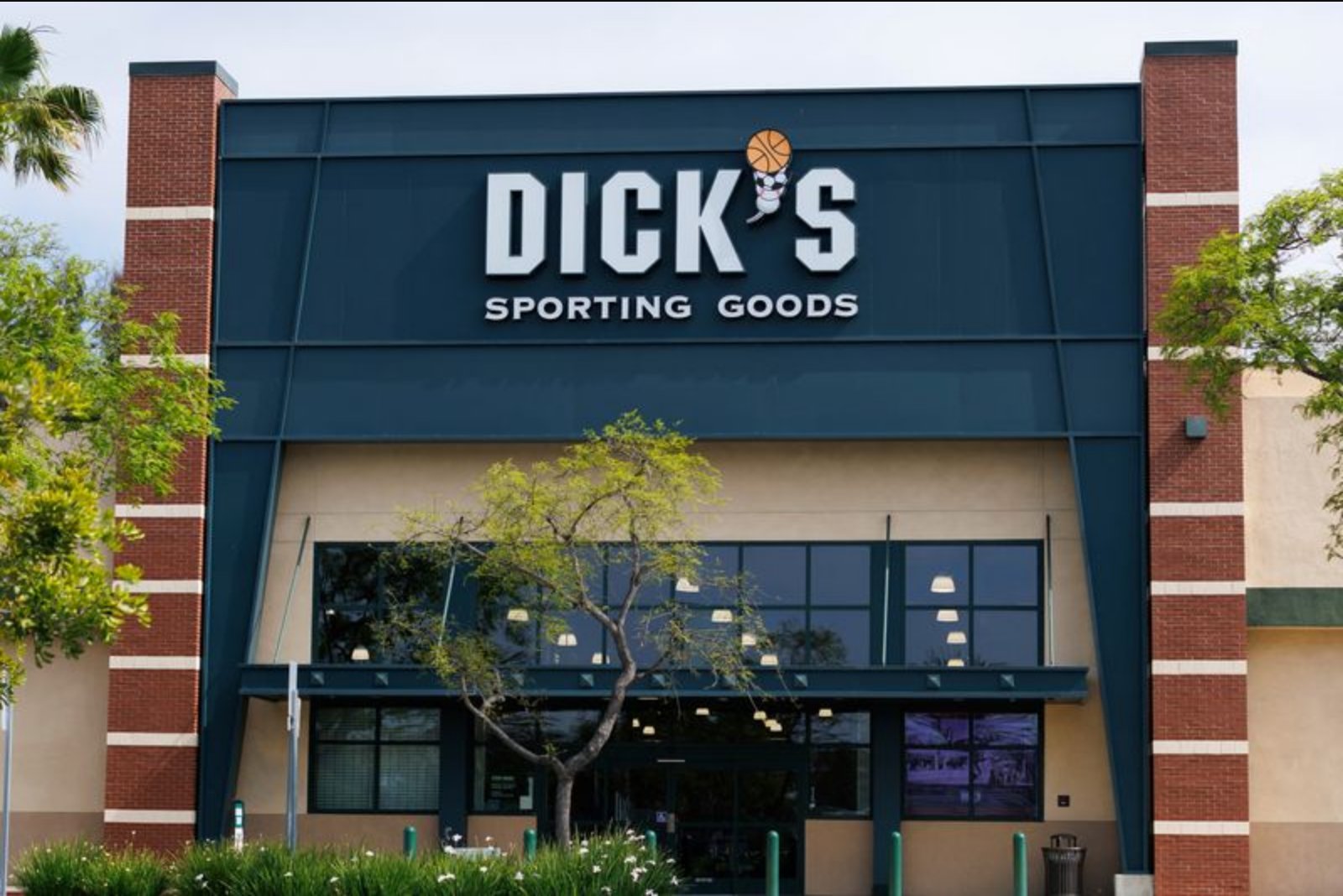 Dick’s Cuts Full-Year EPS Guide Amid Foot Locker Integration Costs; Quarterly Sales Lifted by Strong Sneaker Demand