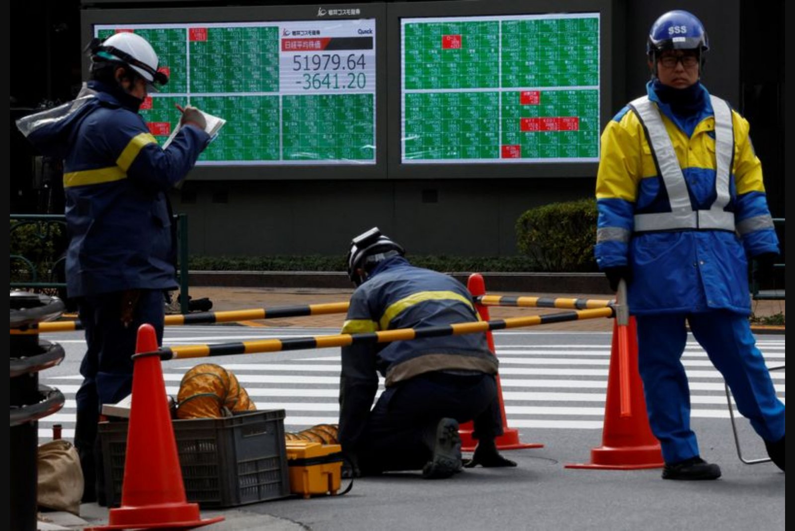 Asia Markets Slip as Gulf Conflict Rekindles Energy Shock and Shipping Risks