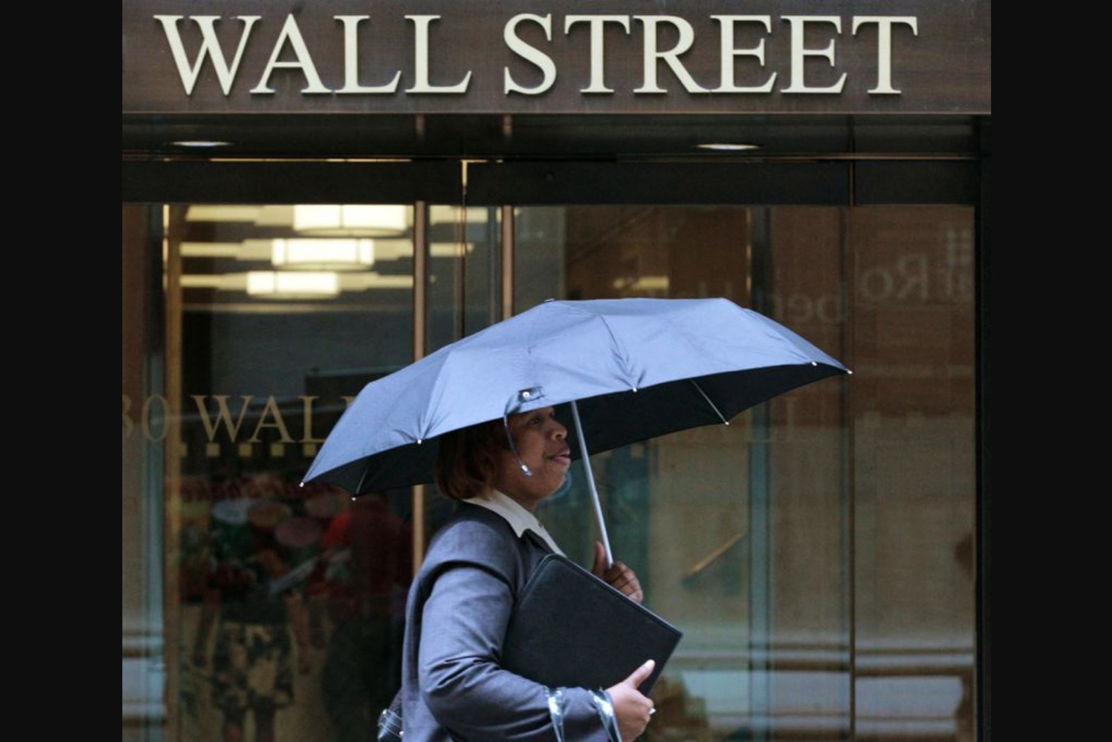 Banks Report Strong Trading Quarter, Warn of Economic and Geopolitical Headwinds