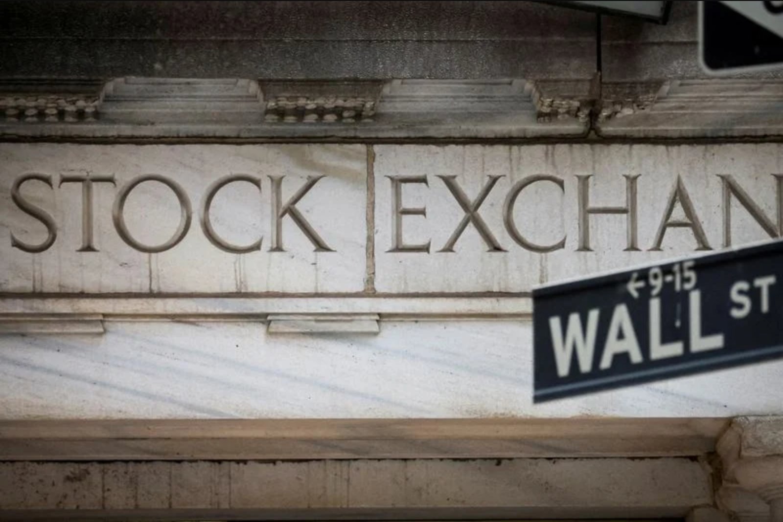 Software Stocks Recover; Investors Face a Selectivity Test as AI Rewrites the Playbook