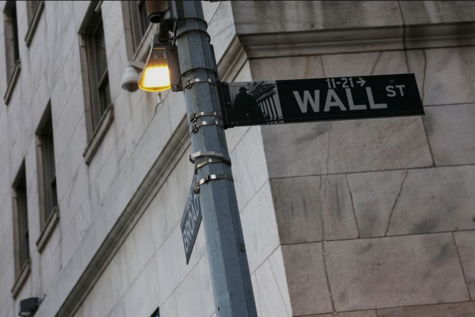 Corporate Borrowing Surge Suggests Pockets of US Economic Resilience